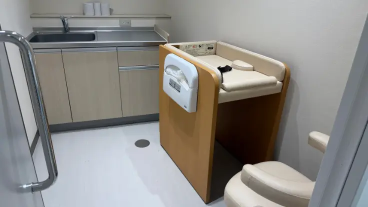 道の駅許田の向かいにあるターミナル2階授乳室の入口。ガラス扉と案内板があり、赤ちゃんとお母さんが安心して休める静かな空間。