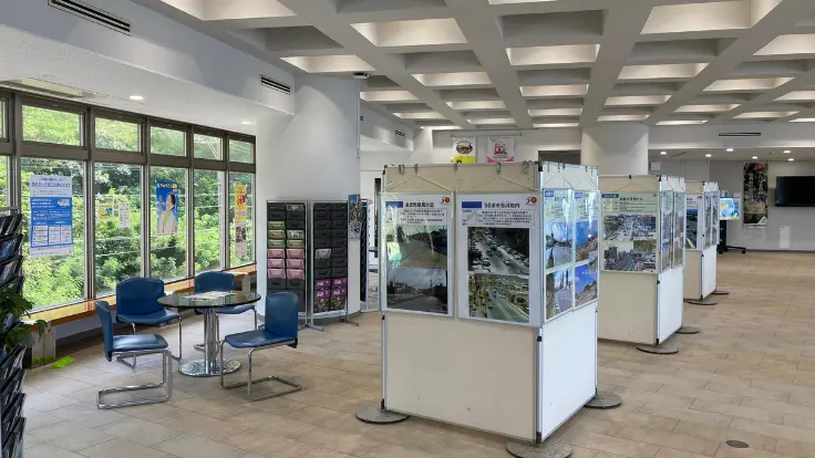 道の駅許田の向かいにあるターミナル2階休憩室の内部。涼しく広々とした空間で、人も少なく静かに休憩でき、北部までのドライブの疲れを癒やせる。