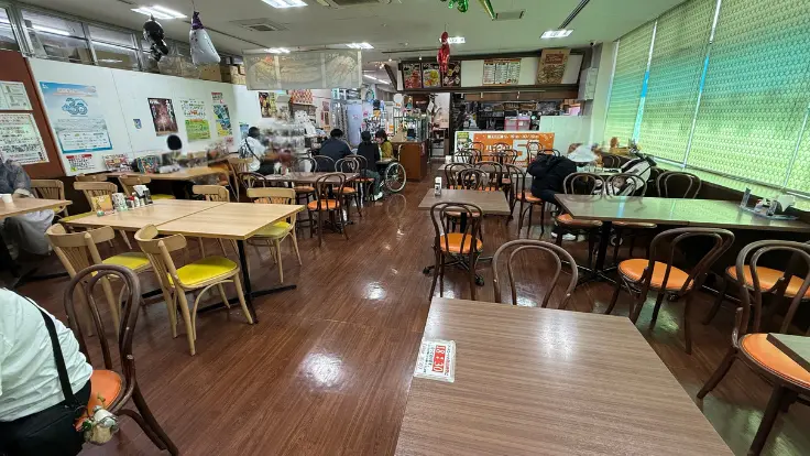 涼しい店内レストランでのんびり休憩できる道の駅許田。ドライブ途中のランチにもおすすめ。