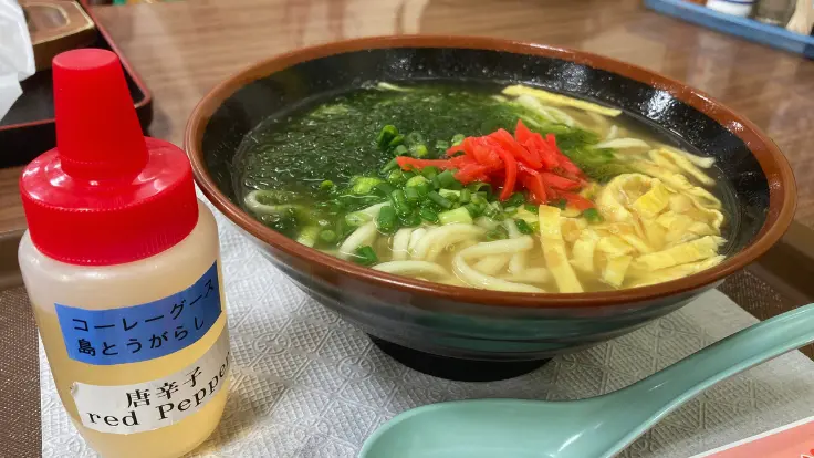 道の駅許田で提供される沖縄そば。コーレーグースーを少し加えると風味が増し、地元の味を楽しめる。