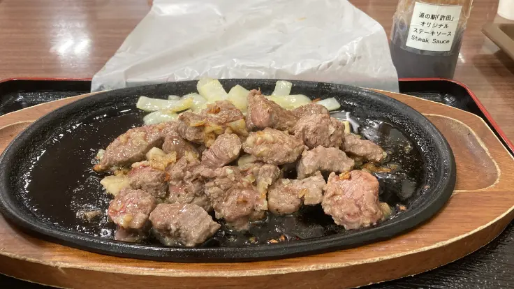 道の駅許田のガーリックステーキ。特製ソースが香ばしく、ドライブ途中の食事にもぴったり。