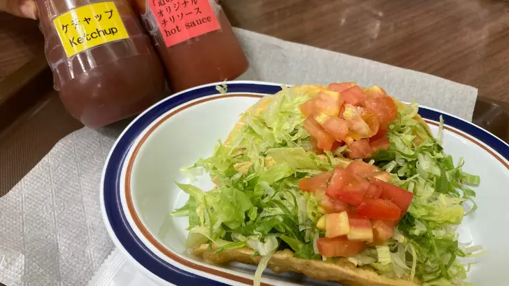 道の駅許田のタコス店で人気の一品。自家製チリソースがピリッと効いて、タコスの旨みを引き立てます。