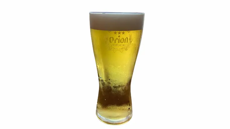 できたてのオリオンビールがグラスに注がれている