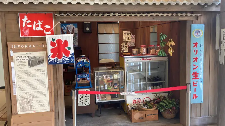 オリオンビールの昔のロゴや看板が並ぶ、レトロな雰囲気の展示エリア