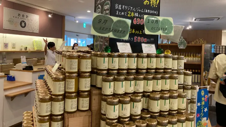 シークワーサーの果皮と果汁を使った手作りジャム。爽やかな甘酸っぱさが広がる人気のおみやげ。