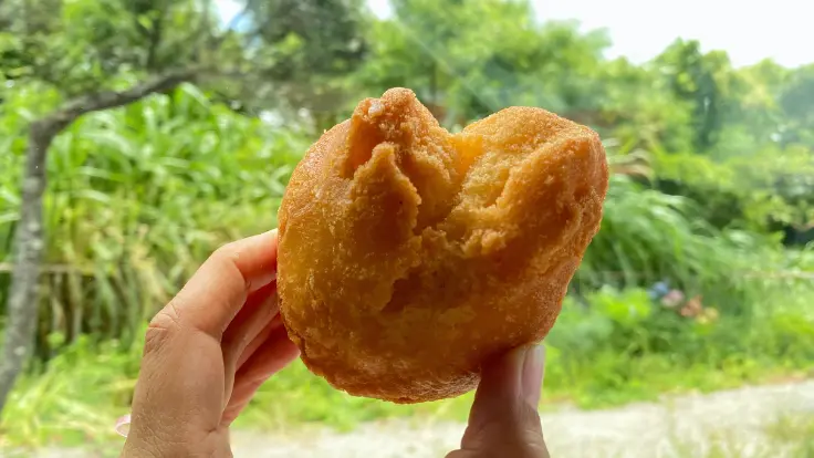 おばぁ手作りのサーターアンダギー。素朴な味わいと大きめサイズが魅力の沖縄定番スイーツ。