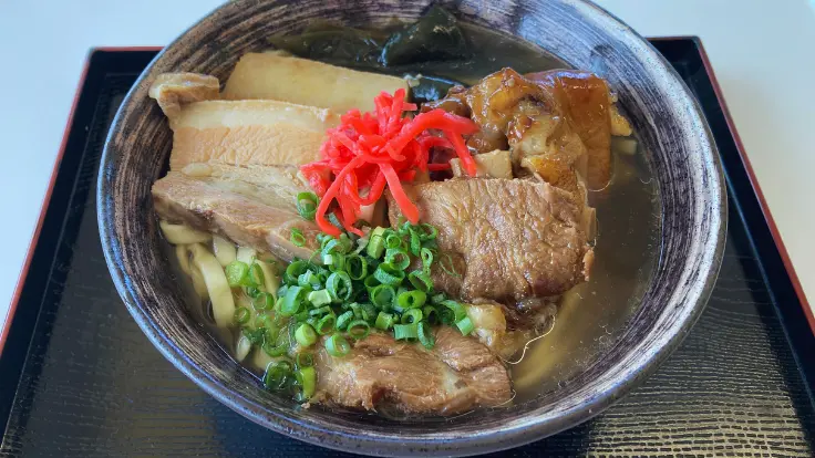 軟骨ソーキ・三枚肉・てびちがすべてのった、道の駅羽地の沖縄そば『我那覇そば』。具だくさんで満足感たっぷりの一杯。