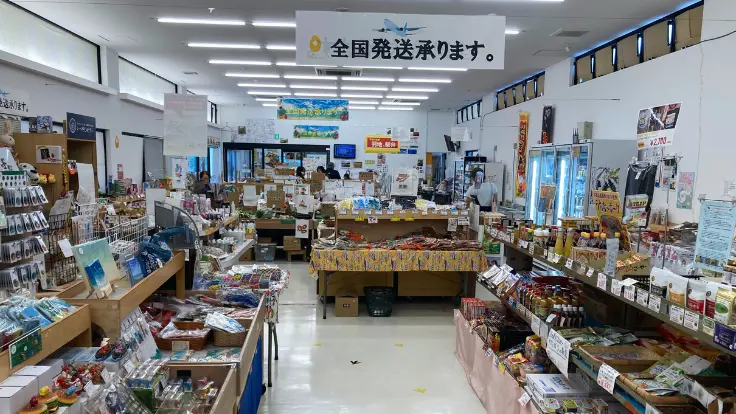 道の駅羽地の店内。地元産の野菜や特産品、手作りスイーツが整然と並ぶ明るい売り場。