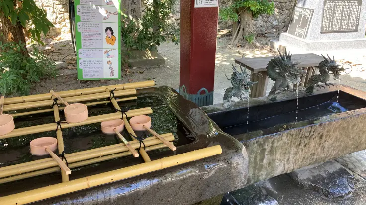 波上宮の手水舎。左手・右手・口の順にすすぎ、最後に柄杓を立てて清めるのが正しい作法。