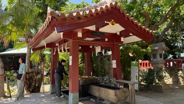 波上宮の手水舎。参拝前に心身を清める場所で、柄杓を使って手と口をすすぎ、心を整える。