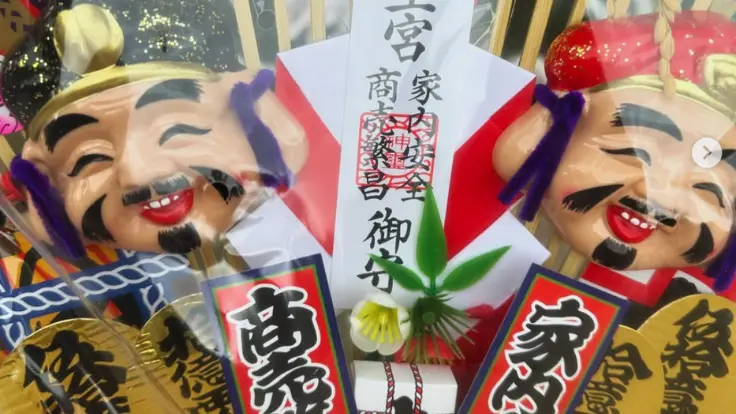 波上宮の授与所に並ぶお守り。安産祈願や家内安全、恋愛成就などの願いごとに合わせた色とりどりのお守りが並ぶ。