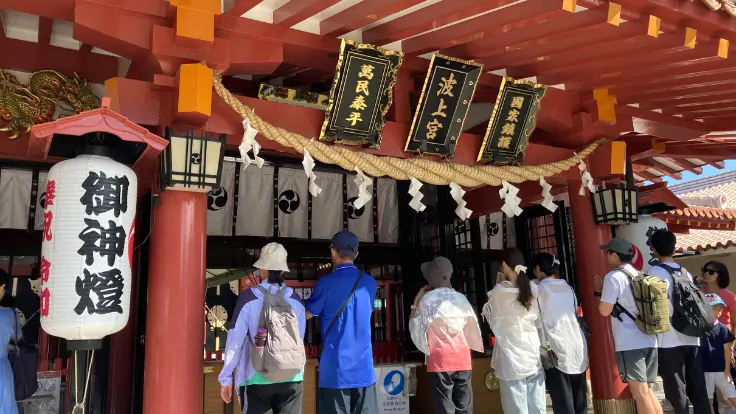 波上宮の参拝風景。海外からの観光客や地元の人々が訪れ、那覇を代表する神社として賑わいを見せている。