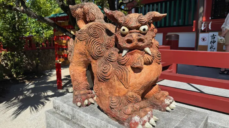 波上宮の境内に立つシーサー像。沖縄では狛犬の代わりに魔除けのシーサーが参道を守っている。