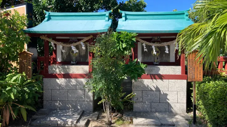 波上宮の境内にある世持神社と浮島神社。木々の間にたたずむ小さな社で、地元の人々が静かに手を合わせる姿が見られる。