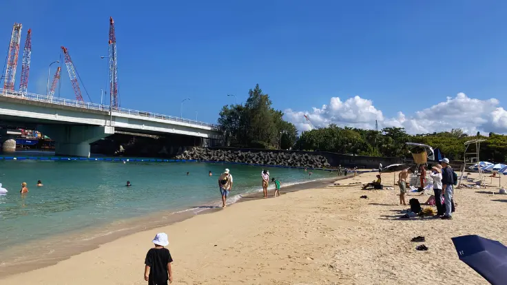 波の上ビーチ。市街地から歩いて行ける那覇唯一のビーチで、参拝のあとに海風でリフレッシュできる場所。