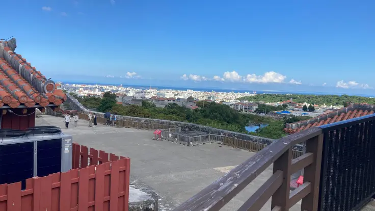 首里城から望む那覇の街並み。かつて琉球国王が見つめた眺望を、いまは歩きながら楽しめる