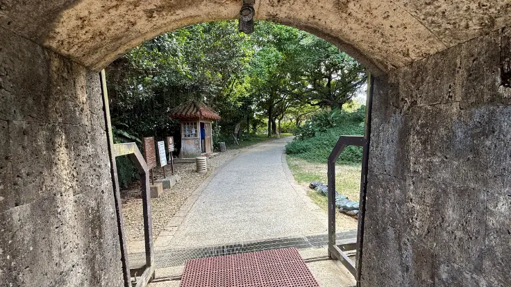 琉球の歴史を感じる首里城の門。観光に人気のフォトスポット