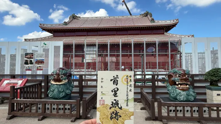 裏側からは首里城の姿を望め、記念撮影にもぴったりなスポット