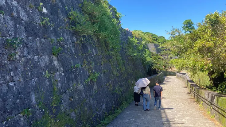 首里城の石垣と城壁。復元中でも沖縄らしさを感じながら散策できる景観