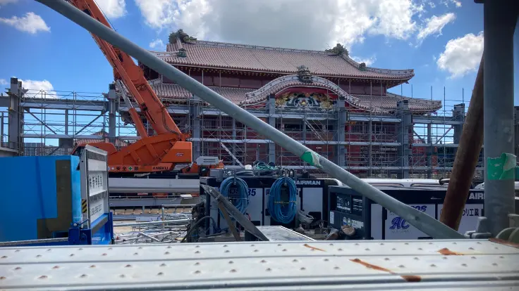 復元工事が進む首里城の正殿エリア。素屋根の内部で再建作業が行われている様子