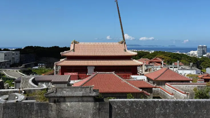 ほぼ完成に近づいた首里城。来年秋のお披露目が待ち遠しい