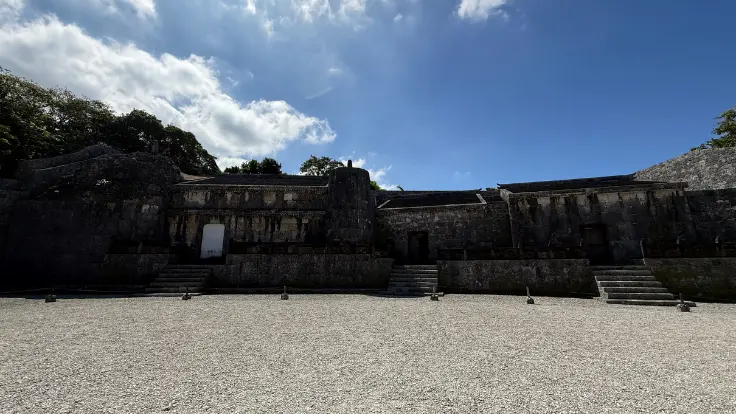 世界遺産・玉陵(たまうどぅん)の石造りの門。琉球王国の王家が眠る厳かな史跡