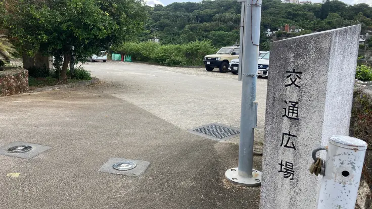 石畳道のすぐ横にある交通広場（無料駐車場）。石畳散策の起点に便利