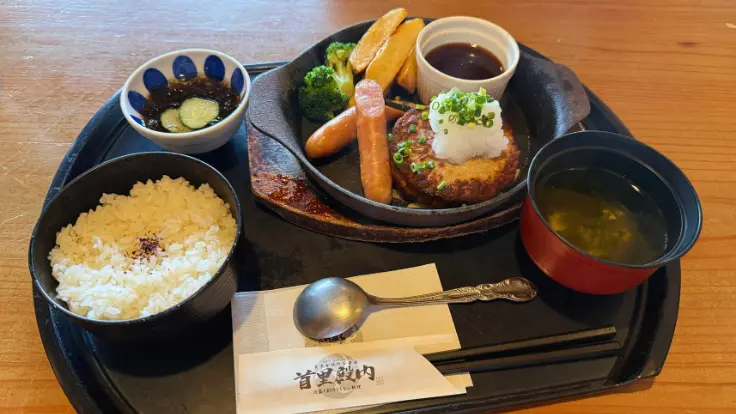 すいどぅんちのアグーハンバーグ。ジューシーでやわらかい肉の旨みが広がる一皿