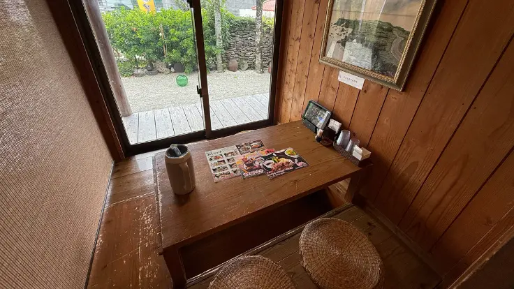 すいどぅんちの店内は沖縄の古民家風。畳席と木の温もりを感じる落ち着いた空間