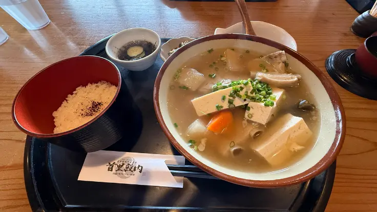 すいどぅんちのソーキ汁定食。骨付きのソーキ肉がごろごろ入って食べ応え抜群