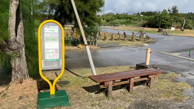 中城城跡の入口近くにあるバス停。北中城村コミュニティバス「グスクめぐりん」で城跡前までアクセスできる。