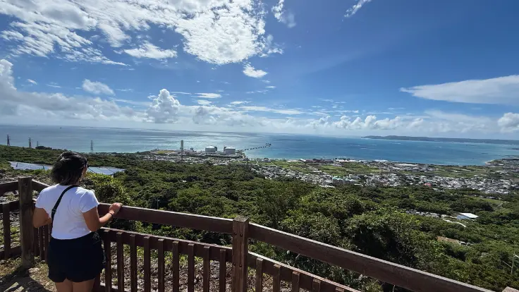 中城城跡・一の郭から望む太平洋の絶景。高くそびえる石垣の先に広がる青い海が印象的な眺望。