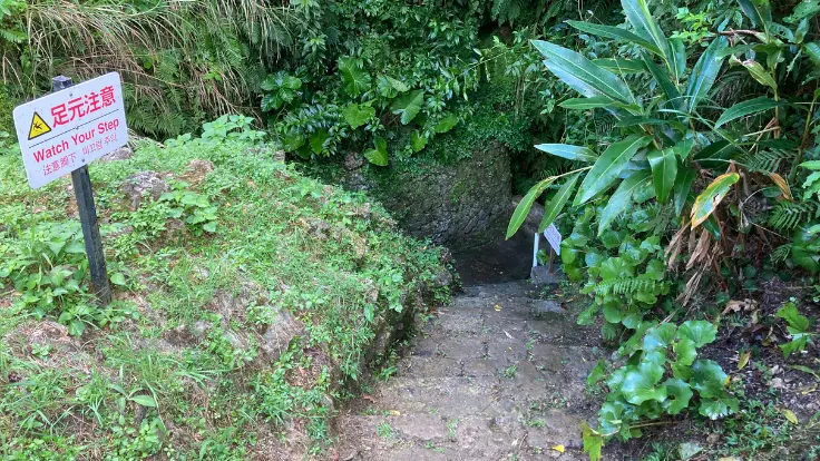 中城城跡に残る大きな穴。地下の井戸へとつながり、当時の水源として利用されていた。
