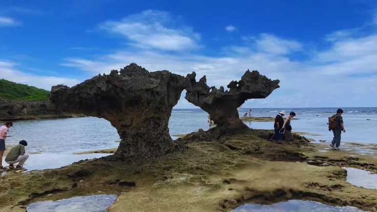 角度を変えると中央に逆ハートが浮かび上がる、古宇利島のハートロック。自然の造形が生む神秘的な風景。