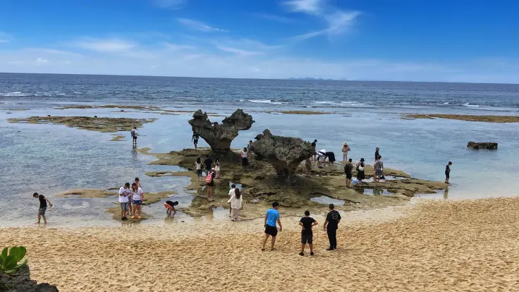 エメラルドグリーンの海に浮かぶ、ハート型の岩『ハートロック』。自然が生んだロマンチックな絶景。