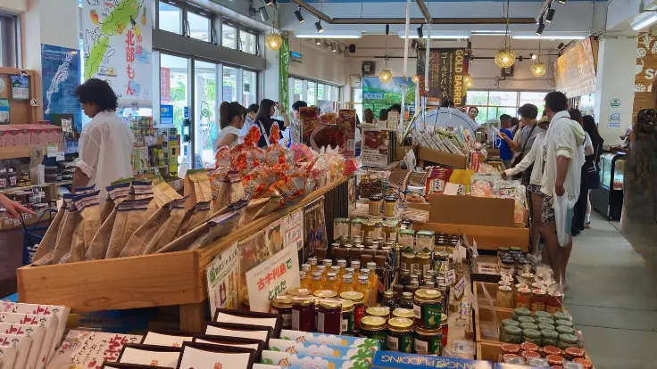ソラハシ館内にある物産コーナー。沖縄らしいお土産や雑貨が並び、旅の記念選びが楽しくなる。