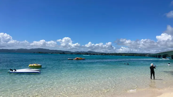 古宇利大橋のたもとに広がる古宇利ビーチ。白砂と透き通る海が印象的で、子ども連れでも安心して楽しめるビーチ。