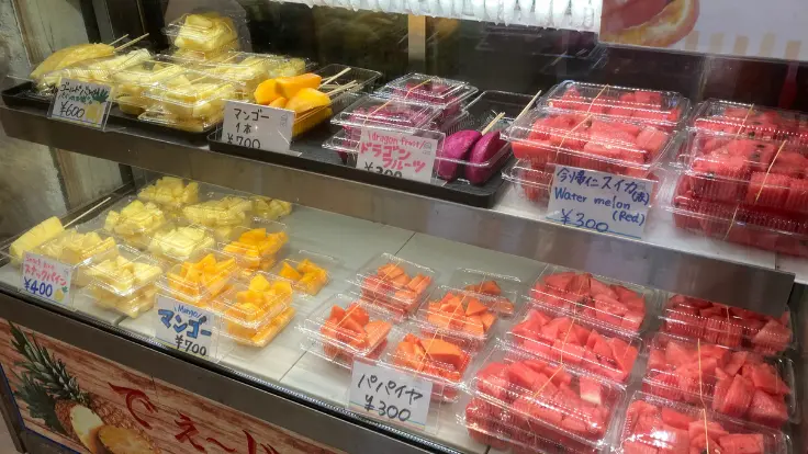ソラハシ内のマルシェに並ぶ沖縄産のパインやマンゴーなど色とりどりのフルーツ。南国らしい明るい雰囲気が広がる。