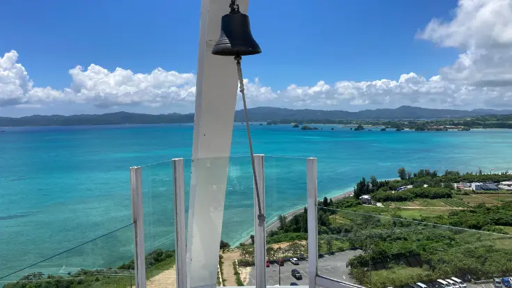 古宇利オーシャンタワーの屋上から望む絶景。青く広がる海と空、橋の全景が一望できる人気スポット。