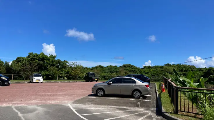 今帰仁城跡の広々とした駐車スペース。観光シーズンでも安心して車を停められる。