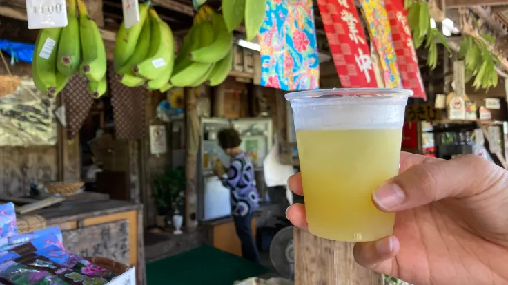搾りたてのさとうきびジュースにシークワーサーをひと絞り。爽やかな酸味が加わり、さらにおいしく仕上がる。