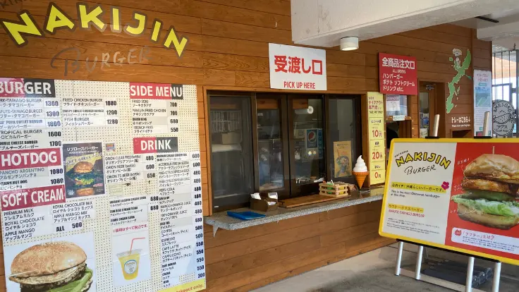 リカリカワルミの島バーガー販売カウンター。カラフルな看板が目印で、注文しやすい雰囲気のテイクアウト形式