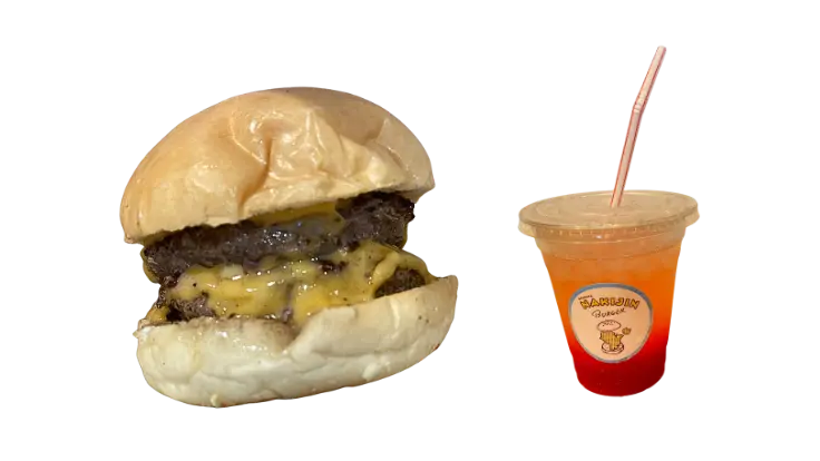 リカリカワルミで味わえるダブルチーズバーガーとアセロラジュースのセット。ボリューム満点のバーガーと爽やかなジュースが好相性