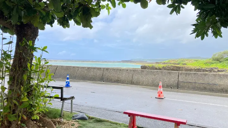 奥武島の海を目の前に、揚げたての天ぷらをゆっくり味わえるイートスペース。潮風とともに楽しむローカルなひととき