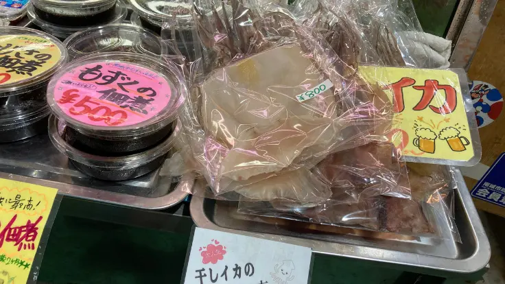 奥武島いまいゆ市場で販売されている干しトビイカ。素朴で香ばしい風味が地元の味として親しまれている