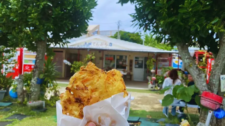 奥武島の裏側にある大城てんぷら店。青空と海が広がるロケーションに佇む人気のローカル店です