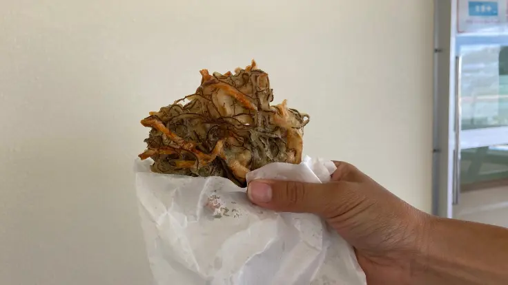 大城てんぷら店のもずく天ぷら。揚げたての衣に黒褐色のもずくがたっぷり練り込まれ、香ばしさと磯の香りが広がります