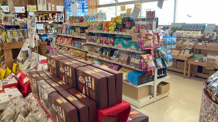南城市地域物産館のおみやげコーナー。沖縄限定のお菓子やグッズがずらりと並ぶ店内の様子