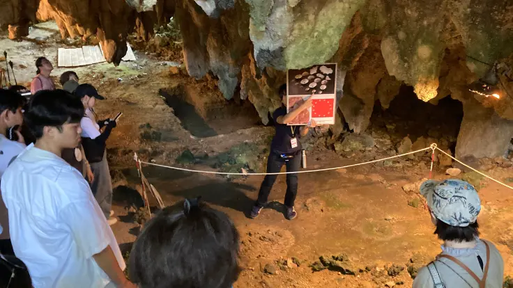 武芸洞で発見された約2500年前の石棺墓。腕に貝殻の装飾品を着けた男性の人骨が納められており、保存状態が非常に良い。