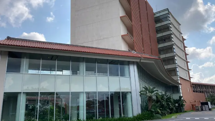 ユインチホテル南城の外観。白壁の建物が高台に建ち、南部の自然と空に調和しています